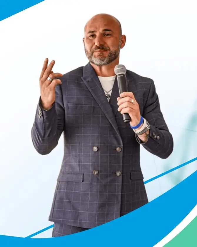Pasquale Sarnelli parla al microfono durante un evento