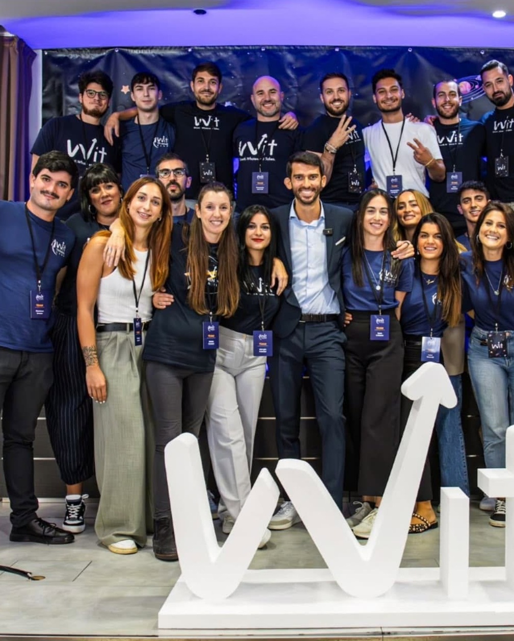 Gruppo di persone in posa insieme dopo un evento