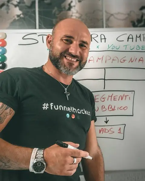 Pasquale Sarnelli davanti alla lavagna del funnel