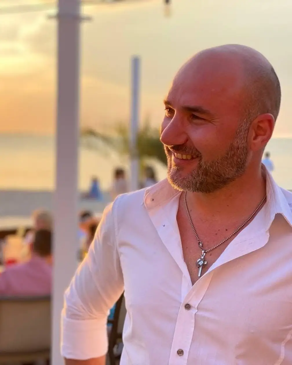 Pasquale Sarnelli sorride in camicia bianca