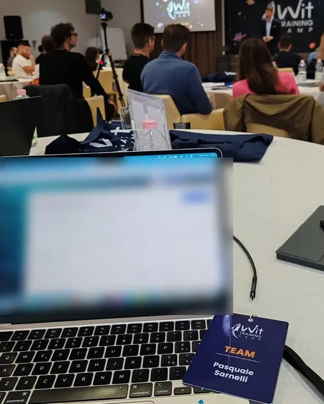 Computer portatile con una schermata di lavoro sulla scrivania