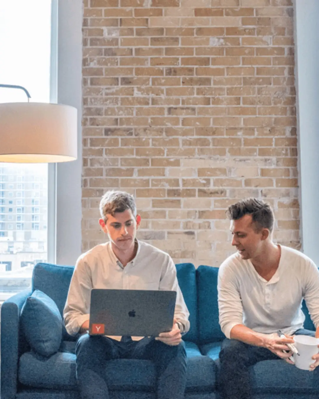 Due persone che lavorano insieme davanti a un computer
