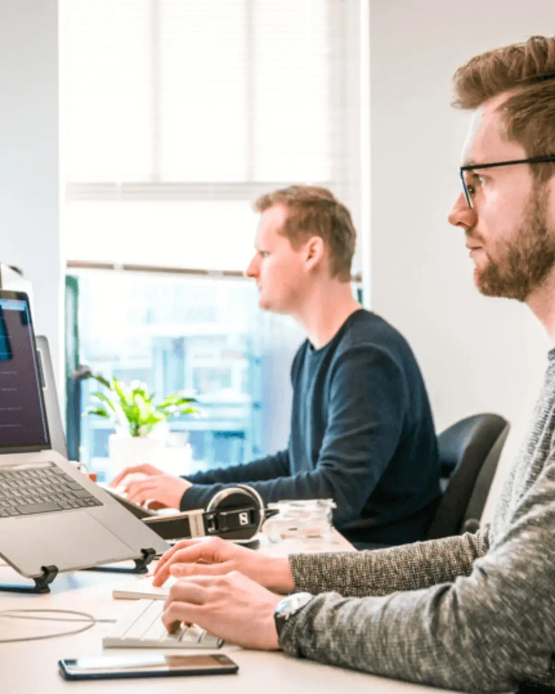 Persona al lavoro su un computer portatile in ufficio